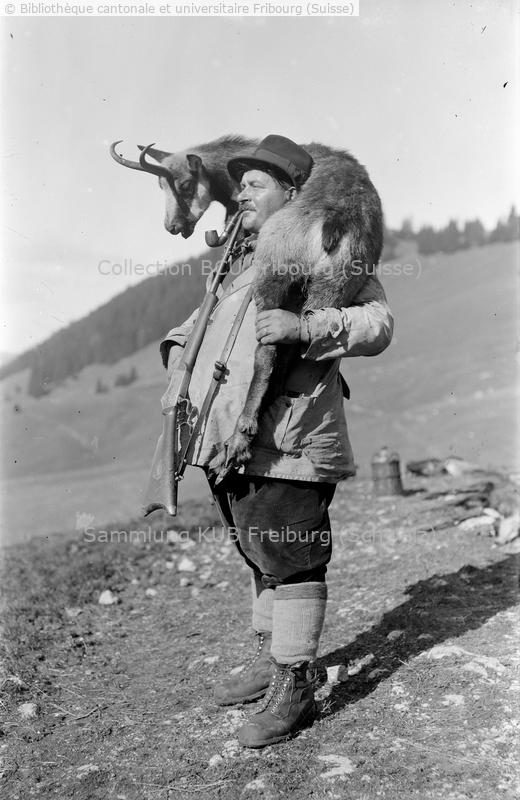 Chasseur avec sa proie chamois au Kaiseregg Etat de Fribourg