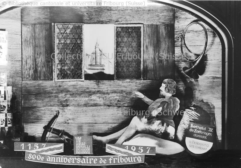 <strong>Reproduction à l'occasion du 800e (1157 à 1957) anniversaire de Fribourg A gauche de la vitrine: boîtes des Cafés torréfiés Eigenmann </strong>