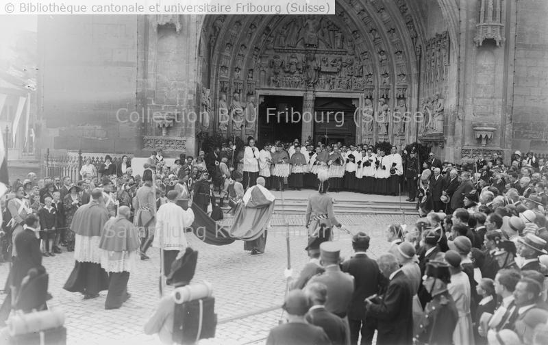 <strong>La fête a lieu le 5 juillet 1931 Analyse iconographique: fête cantonale, êveque, foule </strong>